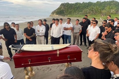 Los amigos y allegados de Juan Andrés difundieron imágenes del homenaje frente al mar