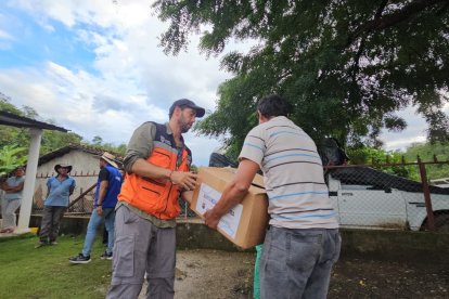 Moradores de un sector de Zapotillo, afectados por la temporada invernal, recibieron kits de asistencia.