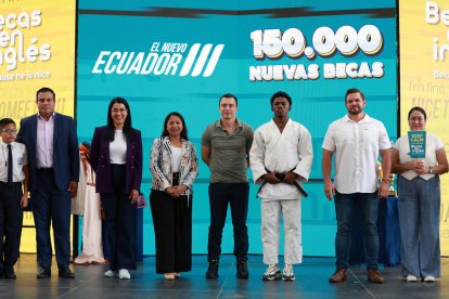 Daniel Noboa en la entrega de becas.