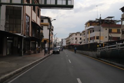 La calle Eloy Alfaro, que usualmente estaba llena de vehículos y peatones, no registra el mismo movimiento.