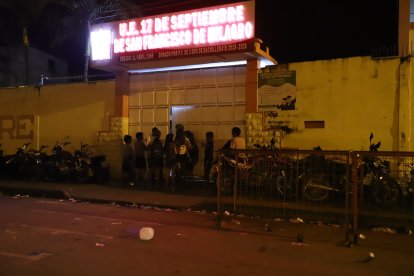 La familia de Jazmín, moradora del sector Cien Camas, esperaba que le den un espacio en el albergue.