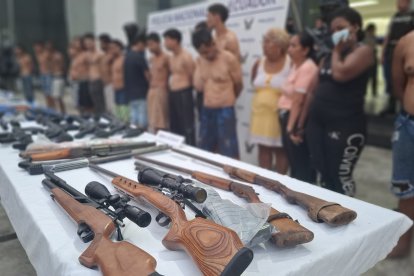 Entre las evidencias constan armas, algunas de largo alcance.