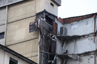 Tras 15 días, el moho y la humedad por el agua del combate contra el fuego aceleran el deterioro del Multicomercio.