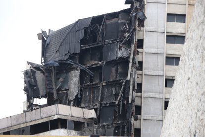 Escombros y cenizas aún cubren los accesos del edificio Multicomercio tras cumplirse dos semanas del incendio.