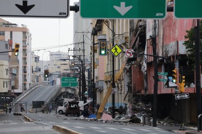 El cerco de seguridad en el sector de Eloy Alfaro se mantiene activo 15 días después para proteger a los peatones.