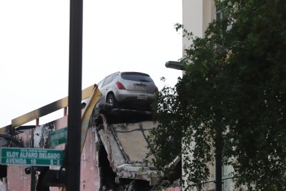 Tras 15 días, el moho y la humedad por el agua del combate contra el fuego aceleran el deterioro del Multicomercio.