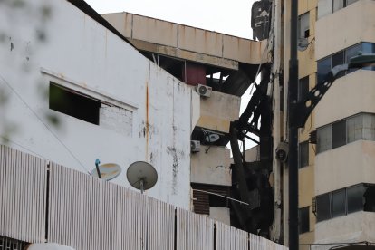 Detalles de las vigas deformadas por el calor exponen la inestabilidad que persiste 15 días después en el inmueble.