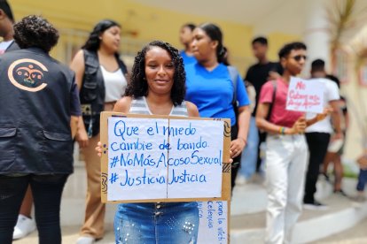 Una manifestante sostiene un cartel con consignas contra el acoso sexual durante el plantón estudiantil realizado en los exteriores de la Universidad Técnica Luis Vargas Torres