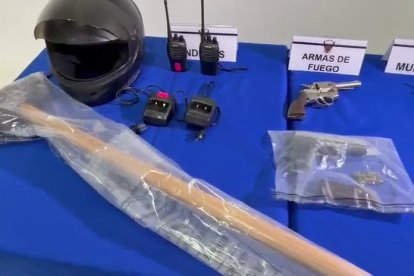 Entre las evidencias consta el combo que se usó para abrir una puerta.