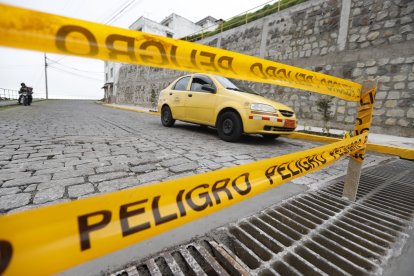 Una cinta de 'peligro' avisa a los conductores que no pueden pasar.