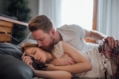 La misma encuesta citada anteriormente también reveló que el 82 % de esta generación considera obligatorio discutir los límites y el consentimiento de forma clara antes de cualquier contacto físico.