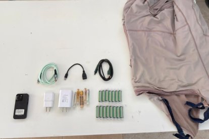 Celular, cables y frascos de perfume fueron hallados ocultos en una faja corporal durante el registro de ingreso al CPL Loja.