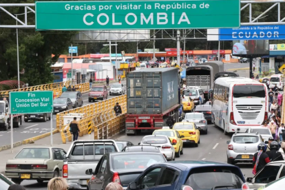 Fotografía que muestra vehículos transitando por el Puente Internacional de Rumichaca, el principal paso fronterizo entre Colombia y Ecuador