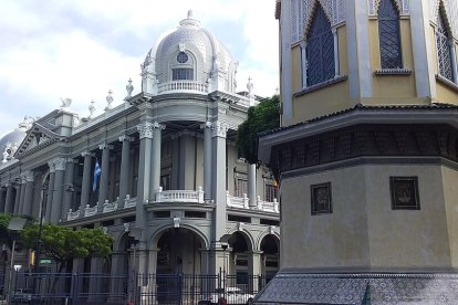 El deterioro por el paso del tiempo y la humedad habría debilitado la estructura interna de la cúpula, provocando el desprendimiento de la pieza ornamental