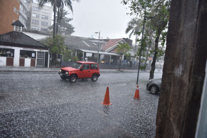 Autoridades pidieron conducir con precaución ante calles resbalosas y acumulación de granizo, para evitar accidentes tras la intensa lluvia
