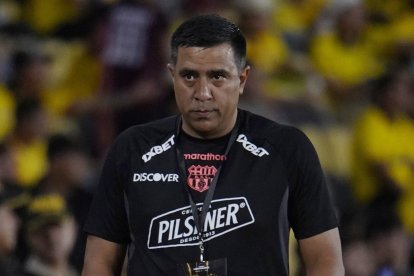 César Farías, DT de Barcelona SC en el duelo ante Argentinos Juniors en la Copa Libertadores