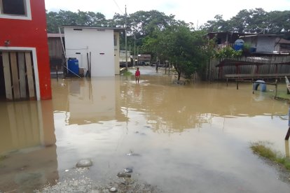 El desbordamiento del río Onzole mantiene en alerta a varias comunidades del cantón Eloy Alfaro.