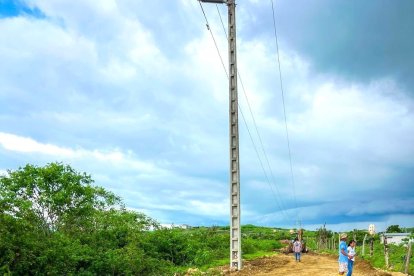 Este poste que sostiene líneas de alta tensión fue salvado y se evitó un colapso.