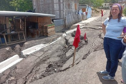 Unas catorce familias enfrentan problemas en sus viviendas por unas grietas en el suelo.
