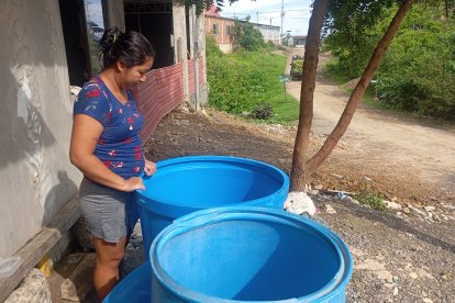 Los tanques improvisados se han vuelto indispensables en las viviendas del puerto pesquero.