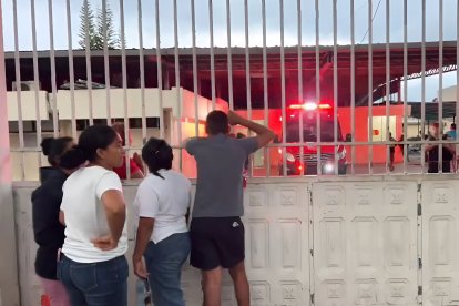 Vecinos observan con preocupación el operativo de emergencia en La Concordia, mientras una ambulancia permanece con las luces encendidas.