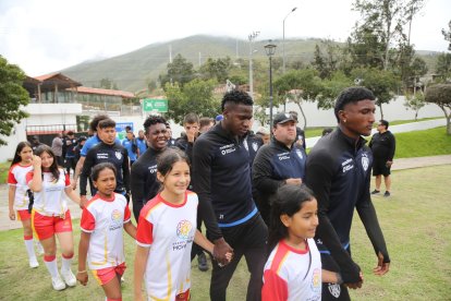Reasco (cuarto desde la derecha) participó, junto a sus compañeros de IDV, en un evento de reconocimiento por el título nacional logrado el año pasado