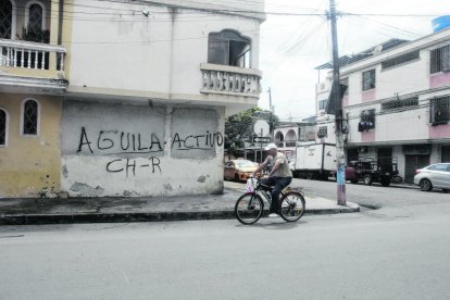 En el suburbio de Guayaquil también hay paredes de viviendas marcadas con las iniciales de cabecillas de agrupaciones criminales.