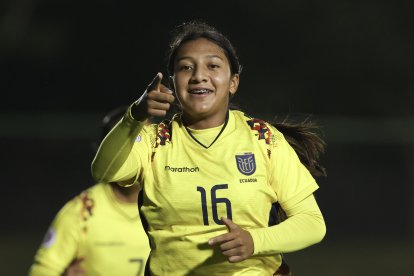 Xiomara Alcivar de Ecuador celebra un gol ante Sudamericano Paraguay.