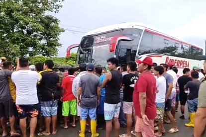 Los comuneros de Cadeate, San Antonio y Libertador Bolívar, cerraron la Ruta del Spondylus por contaminación ambiental debido al colapso de las lagunas oxidación