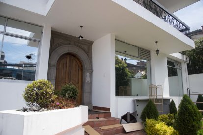 La vivienda fue atacada a pedradas y quedaron los ventanales rotos.