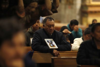 Ya van tres misas que su familia ofrece a la pequeña.