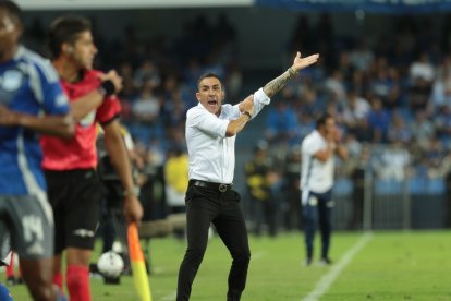 Vicente Sánchez en la zona técnica en el partido entre Emelec y Delfín, por la fecha 2 de LigaPro 2026.