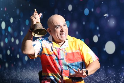 El presentador de TV preparó un look colorido para la entrevista con  EXTRA.