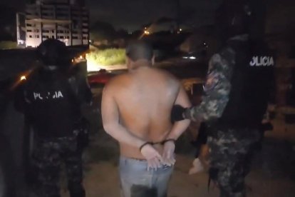 Un hombre fue aprehendido cuando custodiaba el alcaloide. La Policía está tras la pista de otros sospechosos