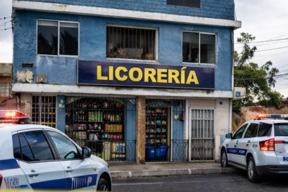 Usaban una licorería como fachada para vender droga.