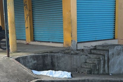 La víctima quedó tendida en la vereda.