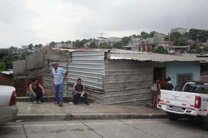 Camión repartidor destruyó parte de una vivienda en Flor de Bastión.