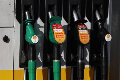 Los precios mundiales del petróleo han subido drásticamente tras la respuesta de Irán a los ataques aéreos estadounidenses e israelíes que interrumpieron el transporte marítimo