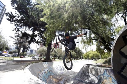 Desafío sobre ruedas. Daniel Salvador ejecuta un truco aéreo en el skatepark, desafiando la gravedad sobre la rampa. Se necesita mucha práctica y buen equilibrio para realizar este tipo de maniobras.