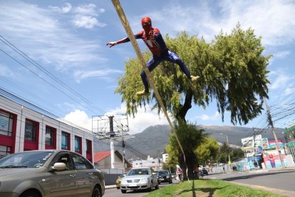 Acróbata arácnido. Carlos Medina realiza acrobacias disfrazado del Hombre Araña. Sus saltos pueden superar los tres metros de altura, dependiendo del impulso. Se lo puede encontrar en la avenida Gaspar de Villarroel, en el norte de la capital.