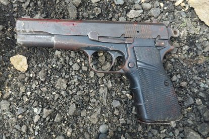 El arma fue presuntamente hallada en poder de los fallecidos.