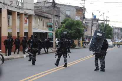 Agentes policiales acordonaron la zona tras el ataque armado en el centro sur de Guayaquil.