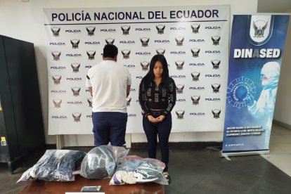 La policía halló evidencias del caso en poder de la mujer detenida y del menor aprehendido.