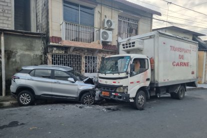 El camión terminó impactándose contra varios carros, mientras el conductor intentaba huir de sus agresores.