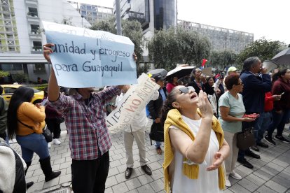 En varias diligencias llegaron simpatizantes del alcalde porteño a los exteriores del Complejo Judicial. 