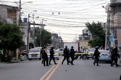 Agentes de la Policía Nacional acordonaron el sector de las Casas Colectivas tras el ataque armado en Guayaquil.
