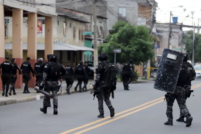 Personal del GOE realizó operativos en los bloques de la Gómez Rendón para localizar a los responsables del crimen.