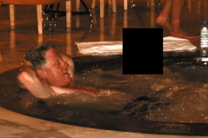 Fotografía publicada por el Departamento de Justicia de Estados Unidos (DOJ) dentro de los archivos del caso del pederasta Jeffrey Epstein donde aparece el expresidente de Estados Unidos Bill Clinton