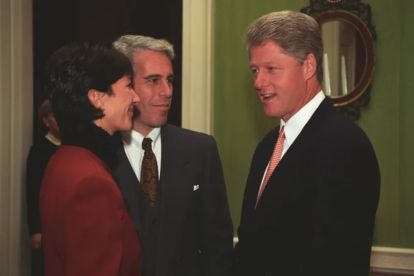 El entonces presidente Clinton aparece en la foto con Jeffrey Epstein y Ghislaine Maxwell