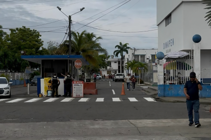 En los exteriores del Comando de Policía de Machala hubo movimiento por el traslado de los aprehendidos hasta Guayaquil.